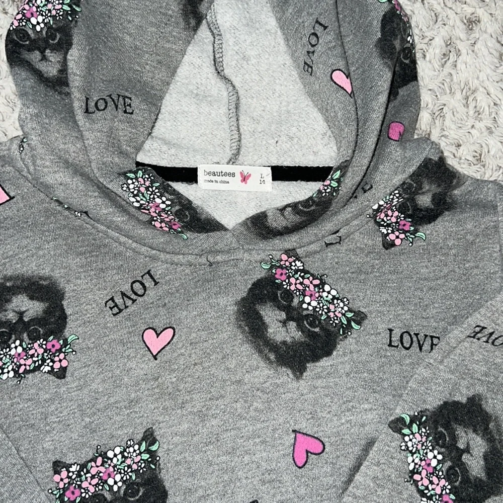 Very cute hoodie with cats detailing‎